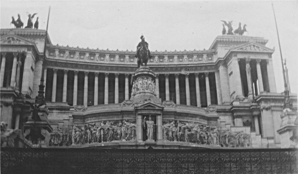 [Viktor Emanuel Monument in Roma]